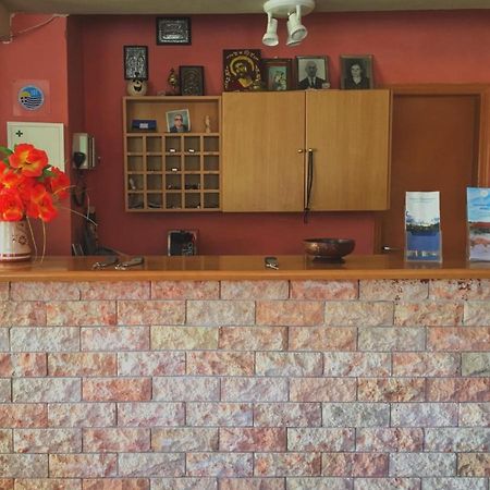 Ξενοδοχείο "Ηραία" Loutra  エクステリア 写真