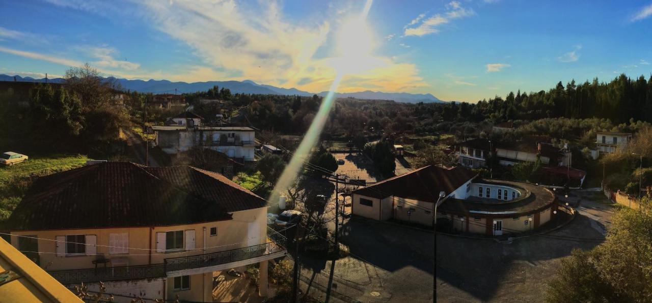 Ξενοδοχείο "Ηραία" Loutra  エクステリア 写真