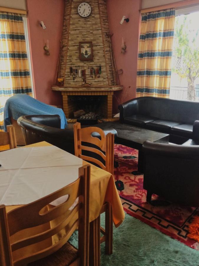 Ξενοδοχείο "Ηραία" Loutra  エクステリア 写真